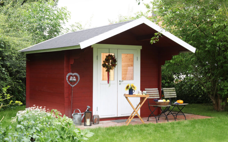 Holzhäuser aus nordischer Fichte: Ein klassisches Schwedenhaus, so wird diese Art der Häuser mit dem markanten roten Anstrich genannt. Das Satteldach bietet zugleich Schutz vor Wind und Wetter.