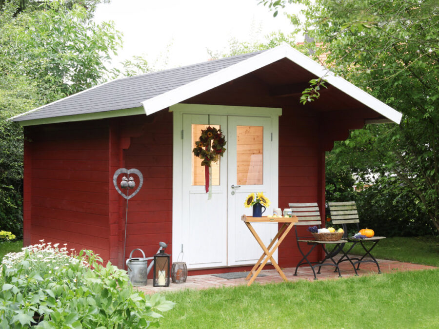 Holzhäuser aus nordischer Fichte: Ein klassisches Schwedenhaus, so wird diese Art der Häuser mit dem markanten roten Anstrich genannt. Das Satteldach bietet zugleich Schutz vor Wind und Wetter.