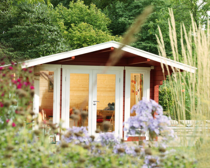 Sehnsuchtsort „Schwedenhaus“: im leuchtenden „Schwedenrot“ gestrichen mit weiß abgesetzten Fenstern und Türen strahlen diese Gartenhäuser eine besondere Stimmung aus.