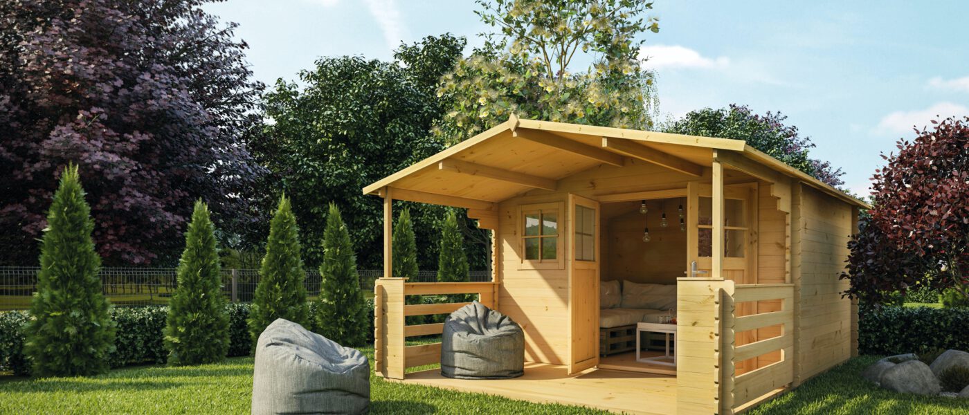 Mit überdachter Terrasse für jedes Wetter bereit: Auch naturbelassen wirken Gartenhäuser freundlich und einladend. Eine große Veranda bietet zusätzlichen Platz und macht aus Ihrem Holzhaus etwas ganz Besonderes.